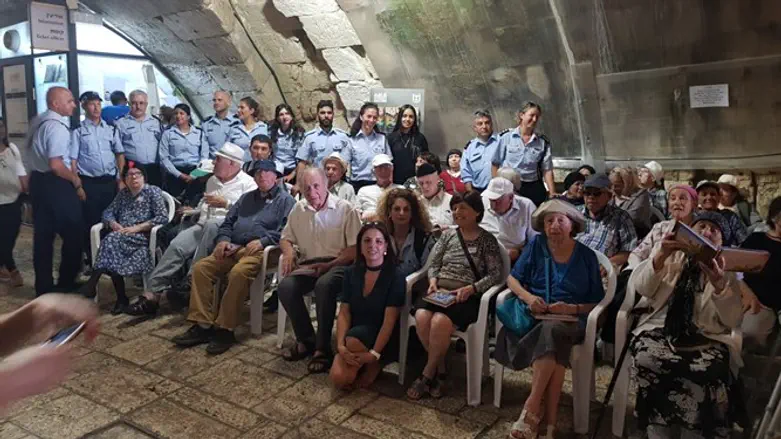 לא אחד ולא שניים מהשוטרים הזילו דמעה