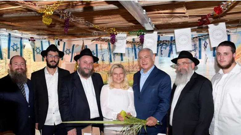 נציגי חסידות חב"ד מעניקים את ארבעת המינים לראש הממשלה