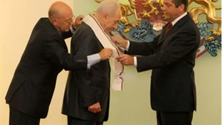 פרס בעת הענקת האות