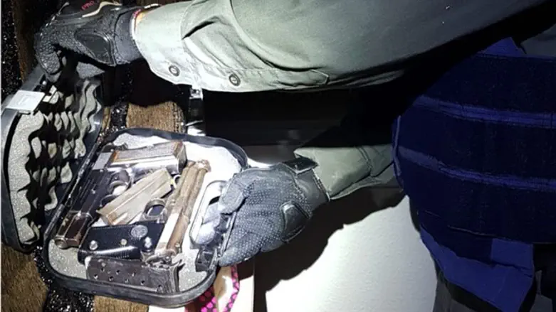 Солдаты ЦАХАЛ конфискуют найденное оружие