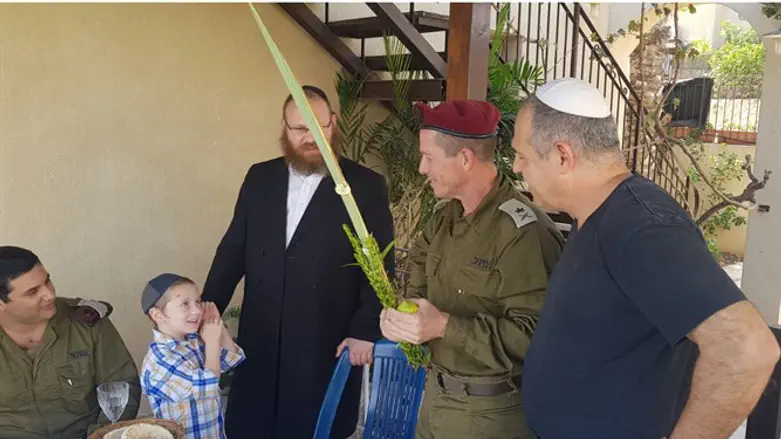 האלוף פדן בסוכתו של אבי נעים