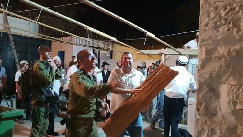 סוכה בקבר יוסף