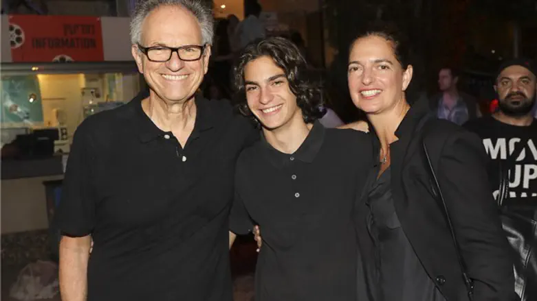 ארי נשר (במרכז) עם הוריו