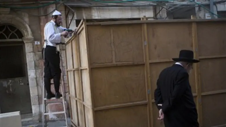 Sukkah building (illustration)