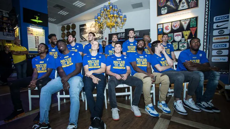 שחקני מכבי ת"א במסיבת העיתונאים