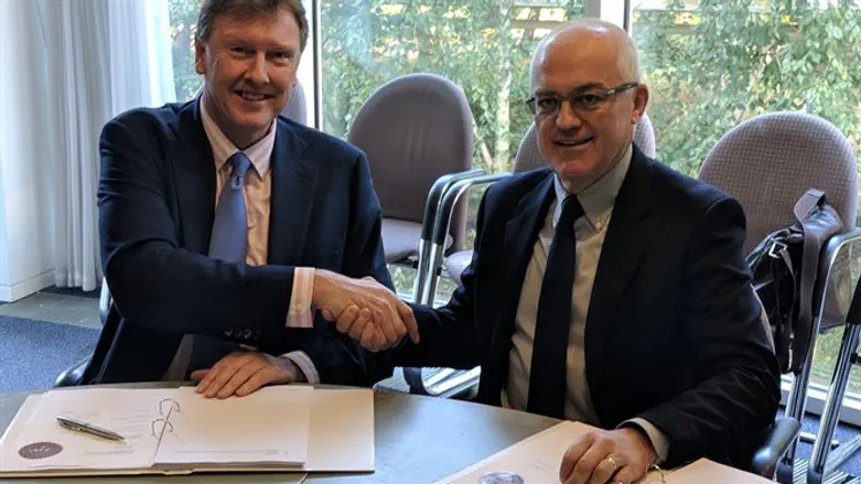 חתימת החוזה