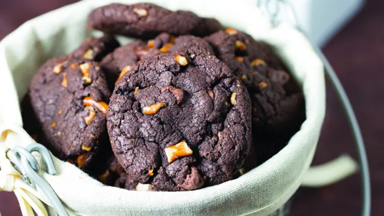 Chocolate pretzel cookies