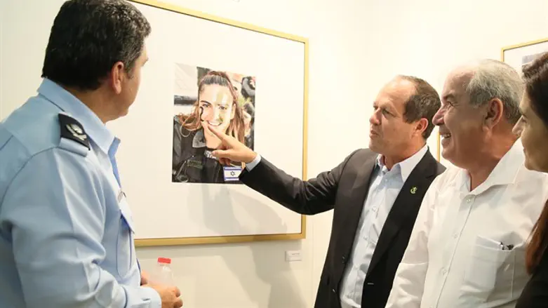 ראש העיר ומפקד המחוז בתערוכה