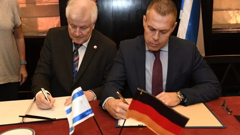 השר ארדן עם שר הפנים הגרמני