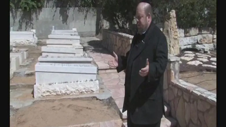 דדי גראוכר בקברו של הרב נריה