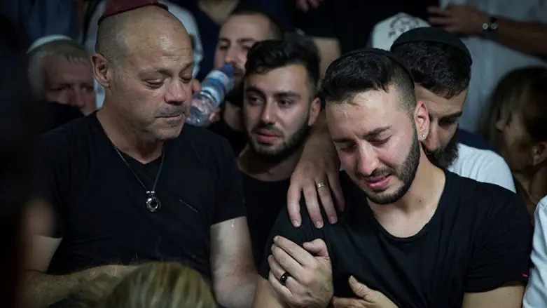 Рафаэль Левенгронд (справа) на похоронах дочери