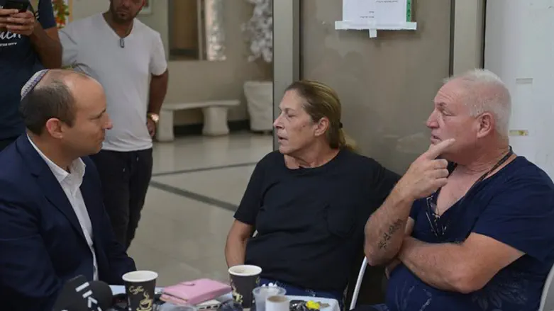 בנט בניחום אבלים אצל משפחתה של קים יחזקאל - לבנגרונד