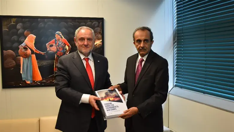 זינגר מגיש את העצומה