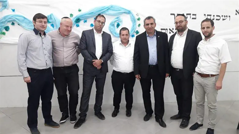 השגריר שלהם בכיכר ספרא