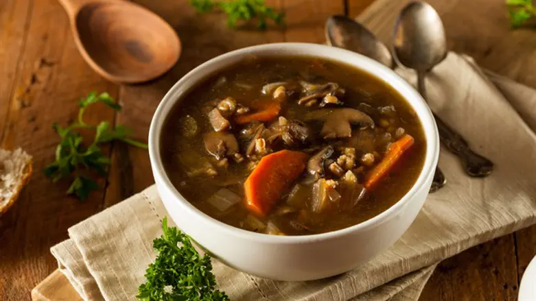 מרק פטריות וגריסים עם בשר