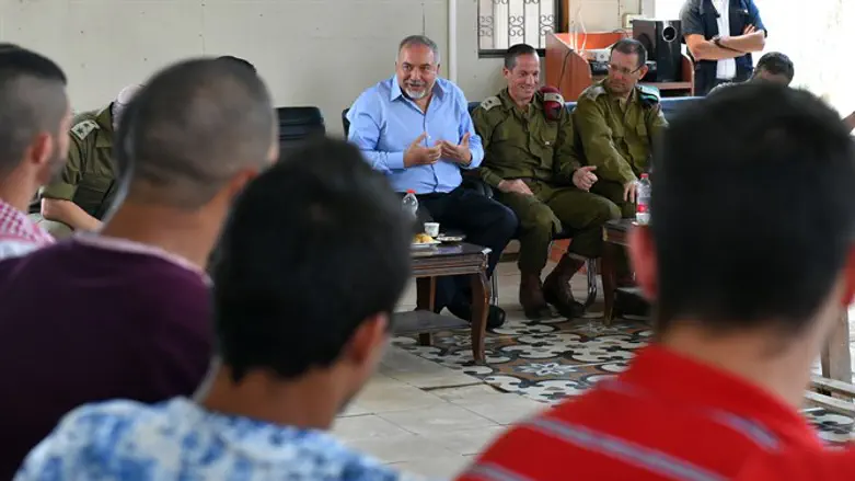 ליברמן במפגש עם מסתערבי דובדבן