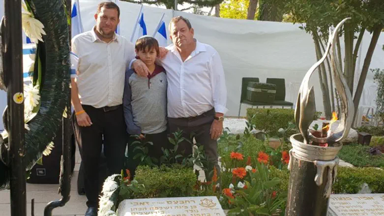 Йоси Даган со своим сыном на могиле Рехавама Зееви