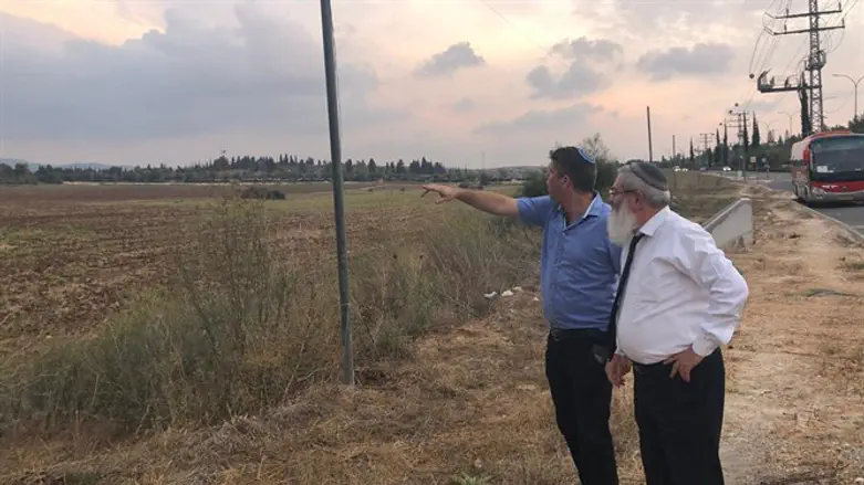 מפקח מקרוב אחר הטיפול בנושא