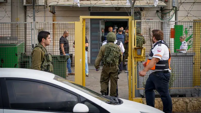 רוצים לוודא את ביטחון העובדים. זירת הפיגוע במפעל בברקן