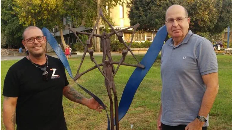 יעלון וגוטליב עם היצירה