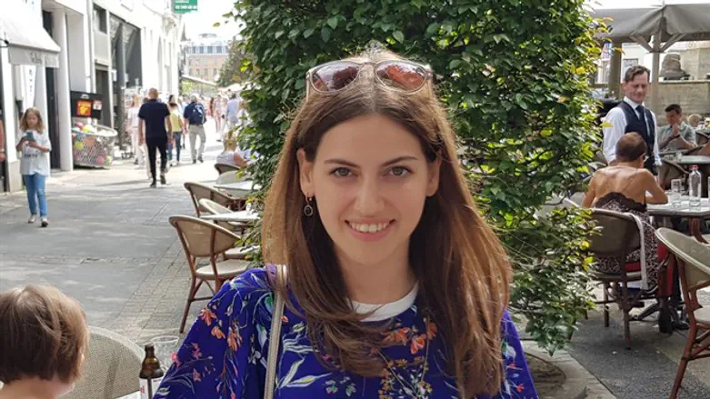 Rezi Friedman campaigns at a cafe in Antwerp, Belgium, Aug. 15, 2018.