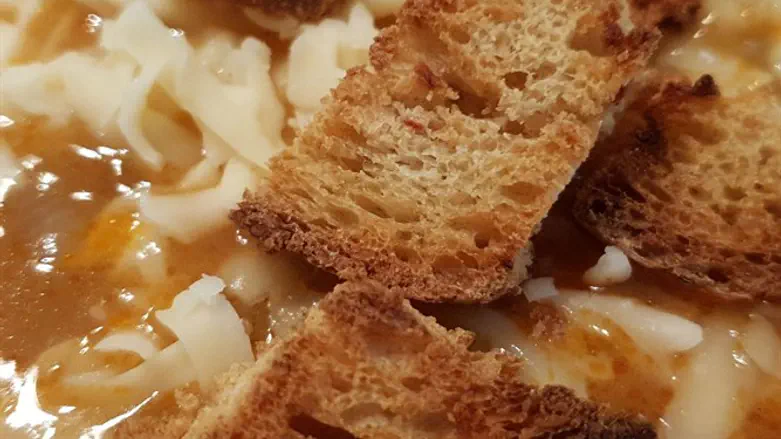 מרק בצל מוקרם עם קרוטונים