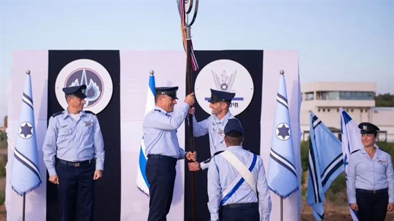 ''בסיס המושך אחריו את החיל כולו''