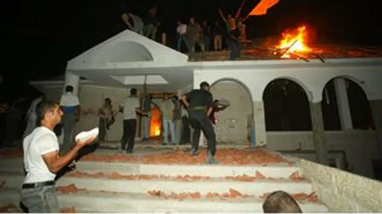 פלסטינים הורסים את בתי הכנסת