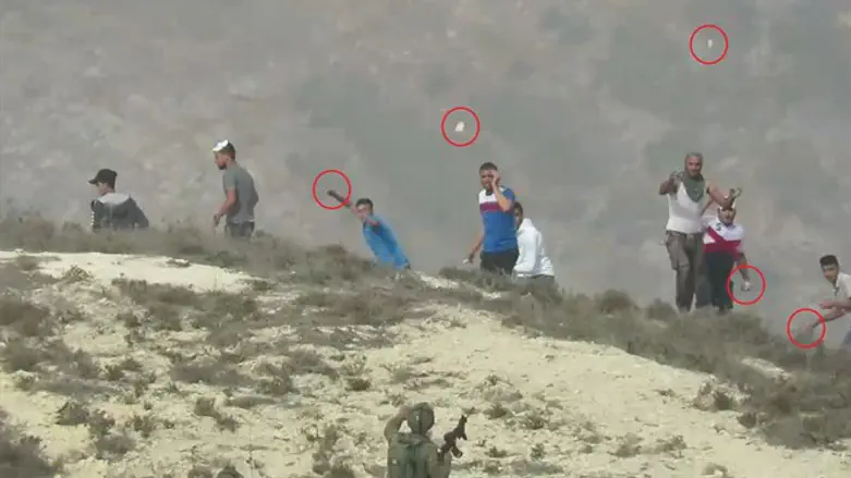 Arabs throw stones at IDF soldiers