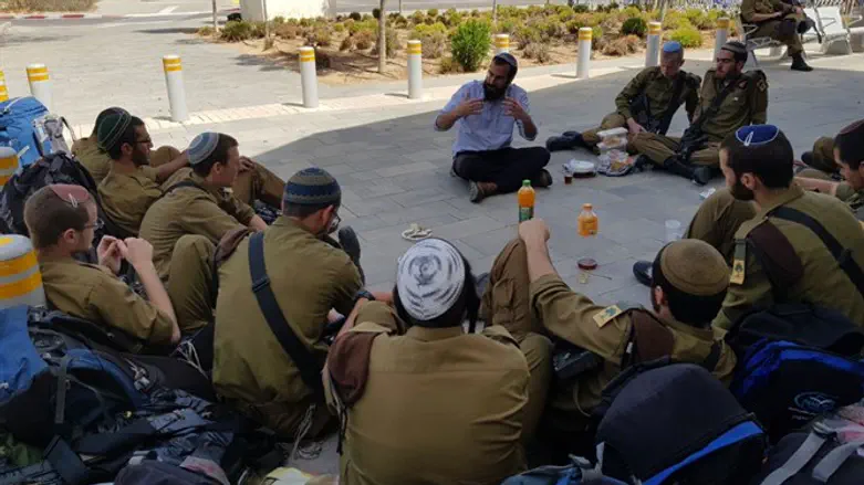 הרב דוצימינר עם לוחמי גולני