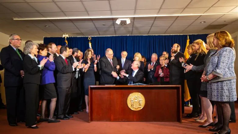 В центре Дани Даян и Фил Мерфи