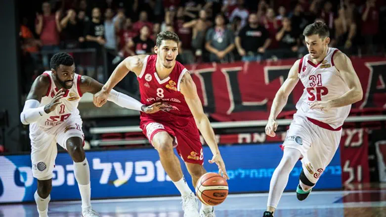 שחקני הפועל ת"א רודפים הערב