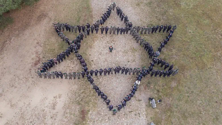 Полицейские выстроились в форме Маген-Давида