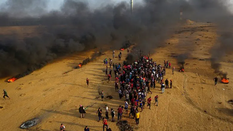 Muslim rioters, Gaza border with Israel