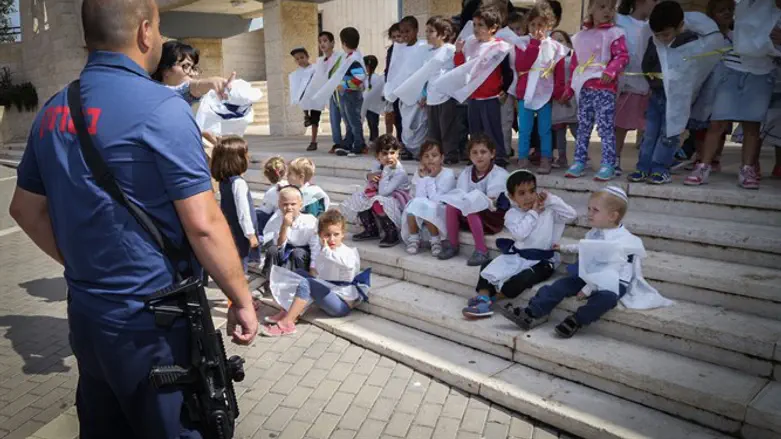 Работа охранника (иллюстрация)