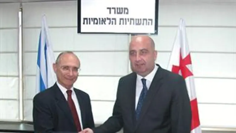 השרים לוחצים ידיים. היום