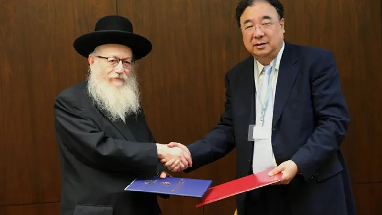 סגן שר הבריאות עם השר הסיני