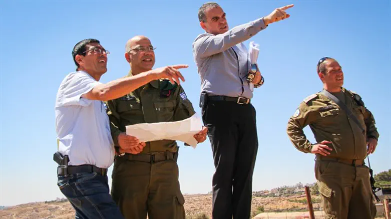 Одед Ревиви (второй справа) 