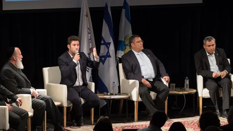 עוברים מפאנל לפאנל כמו קרקס נודד. ארבעת המתמודדים בירושלים