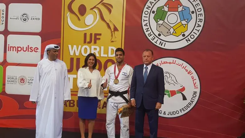 Мири Регев и Саги Муки после награждения в Абу-Даби