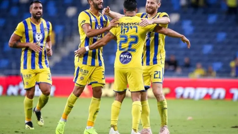 שחקני מכבי חוגגים הערב. בדרך לאליפות?