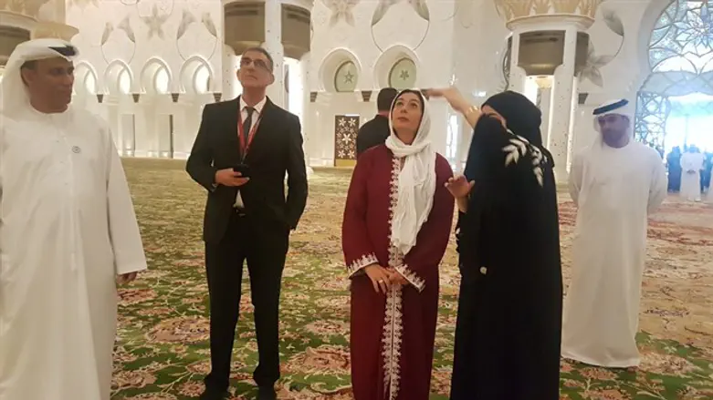 Мири Регев в Великой мечети Абу-Даби