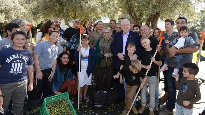 ריבלין ורעייתו בחברת מוסקי הזיתים