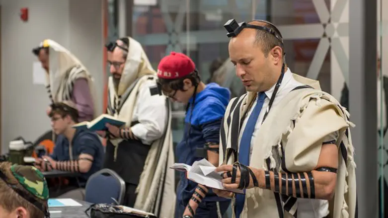 Naftali Bennett prays in Pittsburgh after shooting