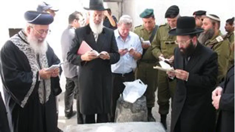 הרבנים הראשיים בקבר יוסף