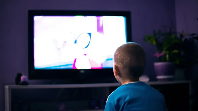 ילד צופה בטלווזיה