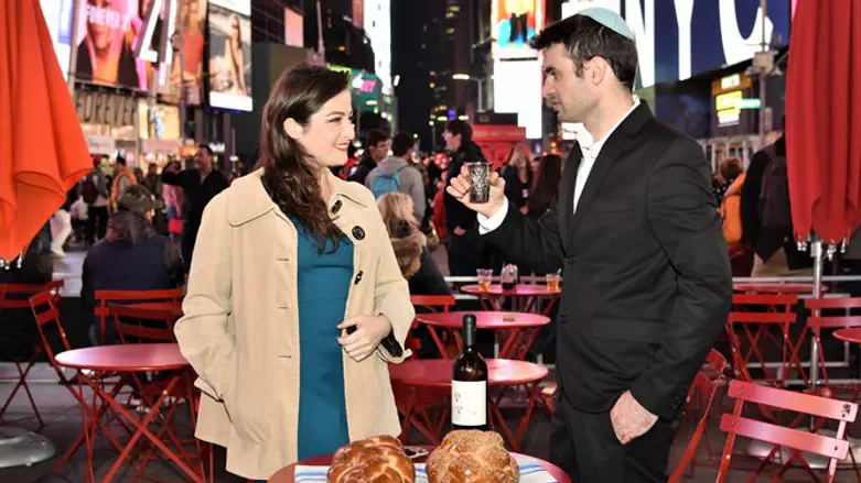 הכנות לשבת העולמית בטיימס סקוויר ניו יורק