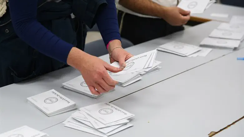 Workers count votes for Municipal Elections