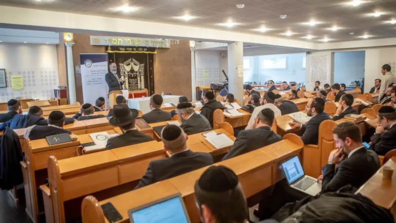 עומדים כחומה בצורה