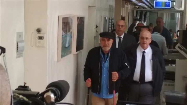 נאווי מגיע לאולם המשפט